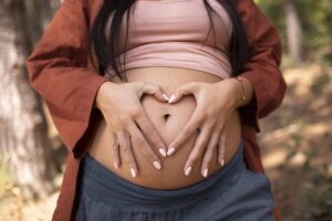 close-up-pregnant-woman-outdoors