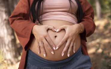 close-up-pregnant-woman-outdoors